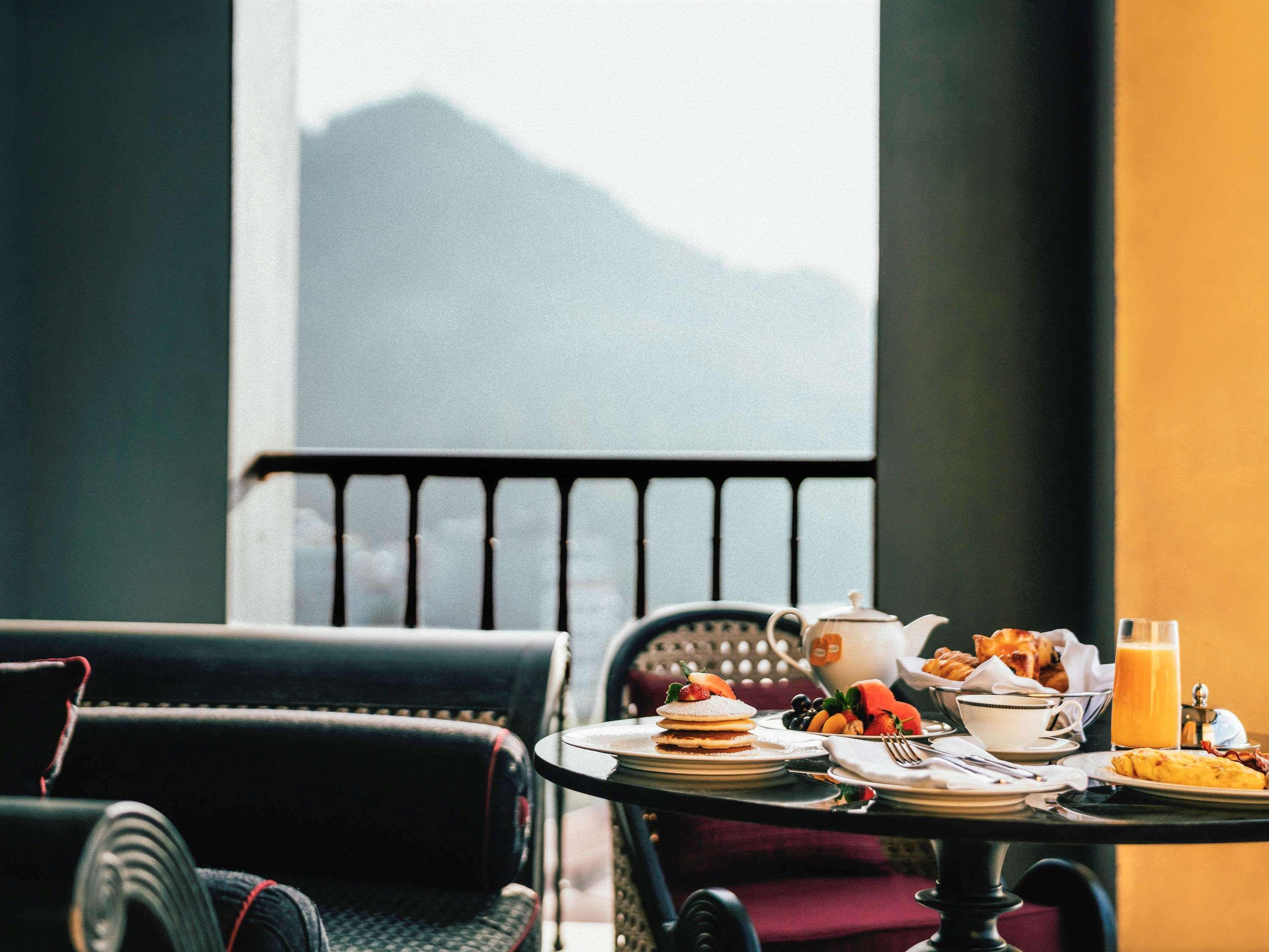 Hotel De La Coupole - Mgallery Sapa Bagian luar foto A breakfast table