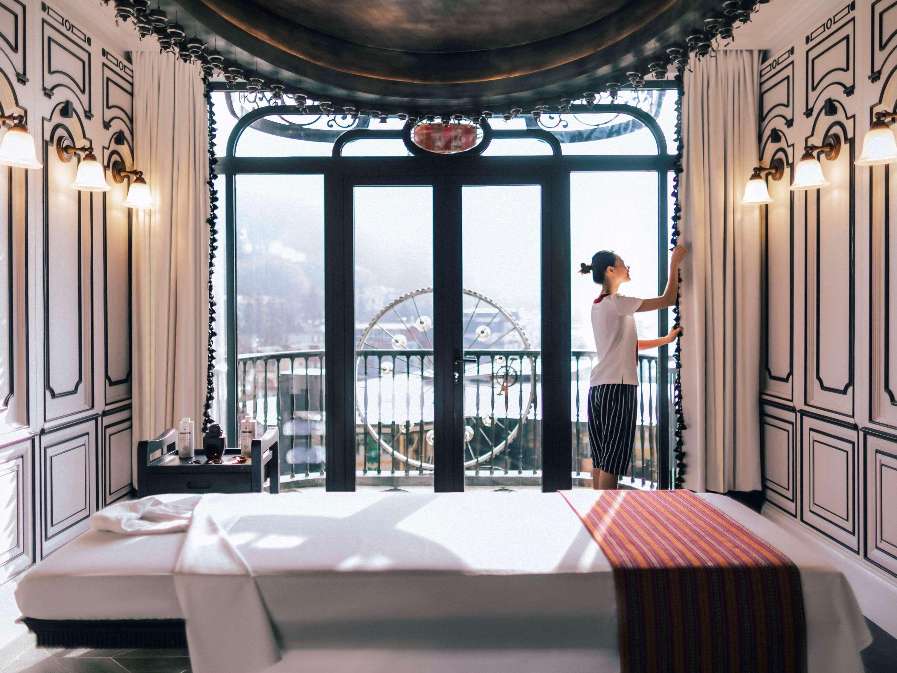Hotel De La Coupole - Mgallery Sapa Bagian luar foto A guest room at the Mandarin Oriental, Hong Kong