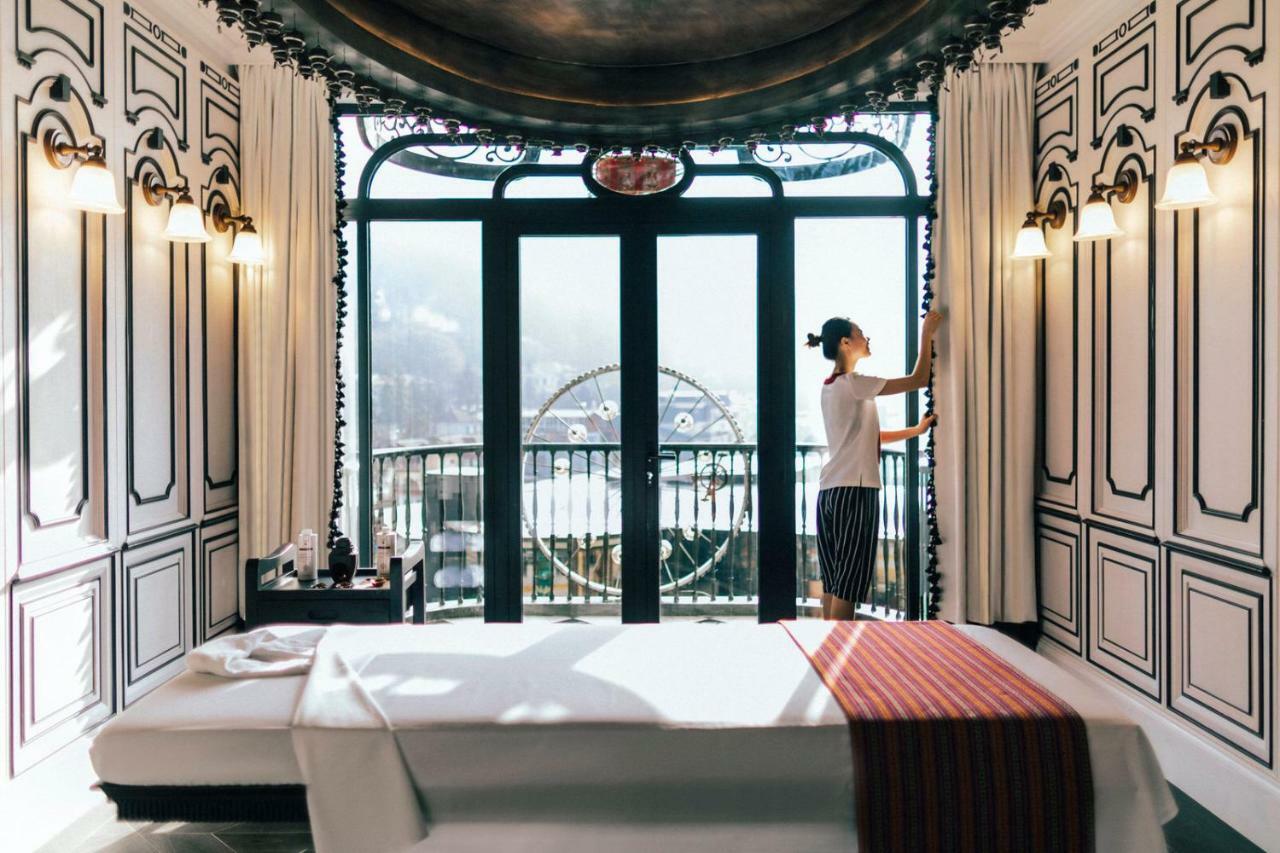 Hotel De La Coupole - Mgallery Sapa Bagian luar foto A guest room at the Mandarin Oriental, Hong Kong
