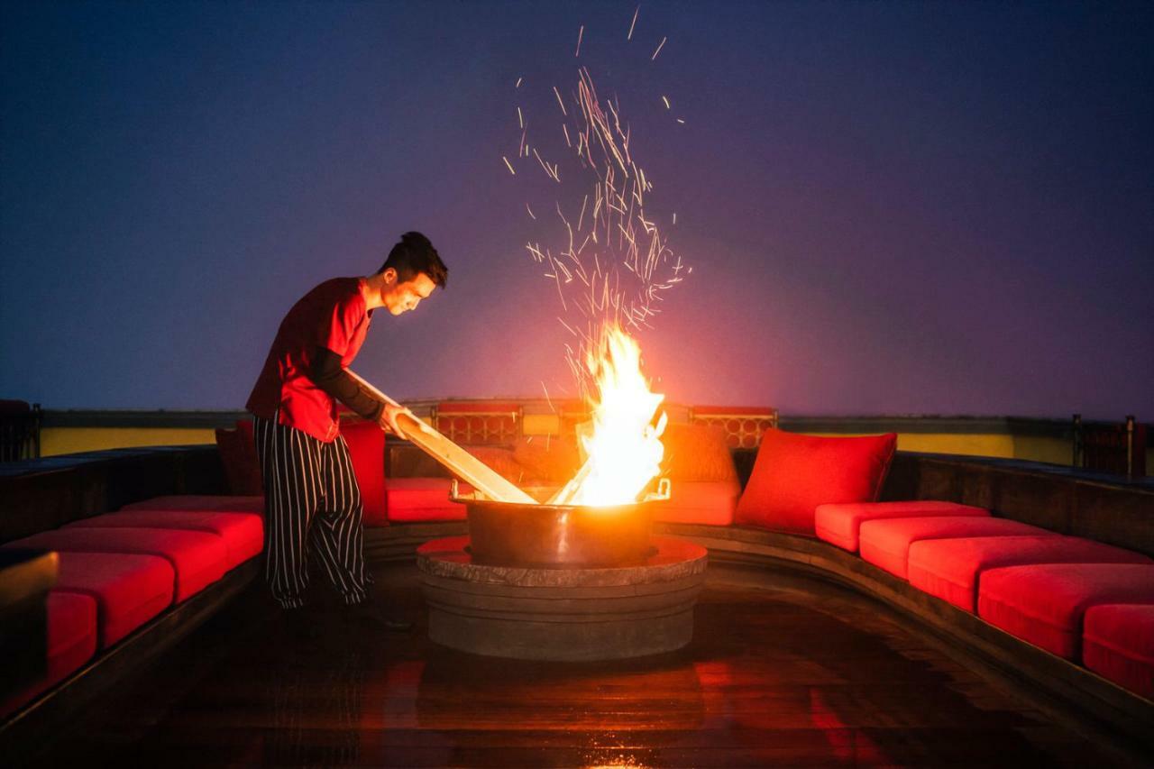 Hotel De La Coupole - Mgallery Sapa Bagian luar foto A chef preparing a meal at the restaurant